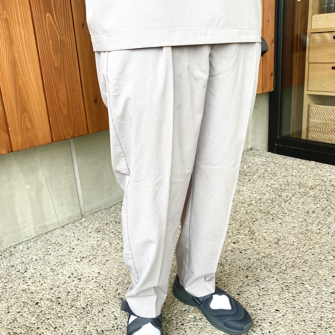 【燕】紳士　風を通すタックテーパードパンツ着用例