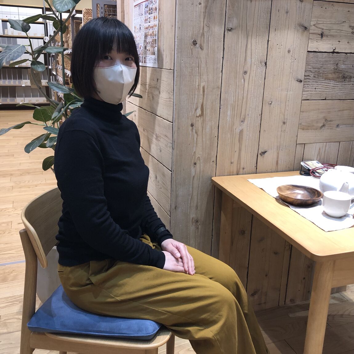 椅子に座るスタッフ