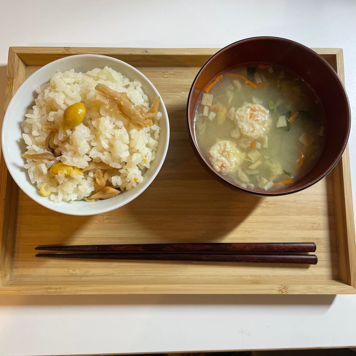 炊き込みご飯と鶏つくねの味噌汁
