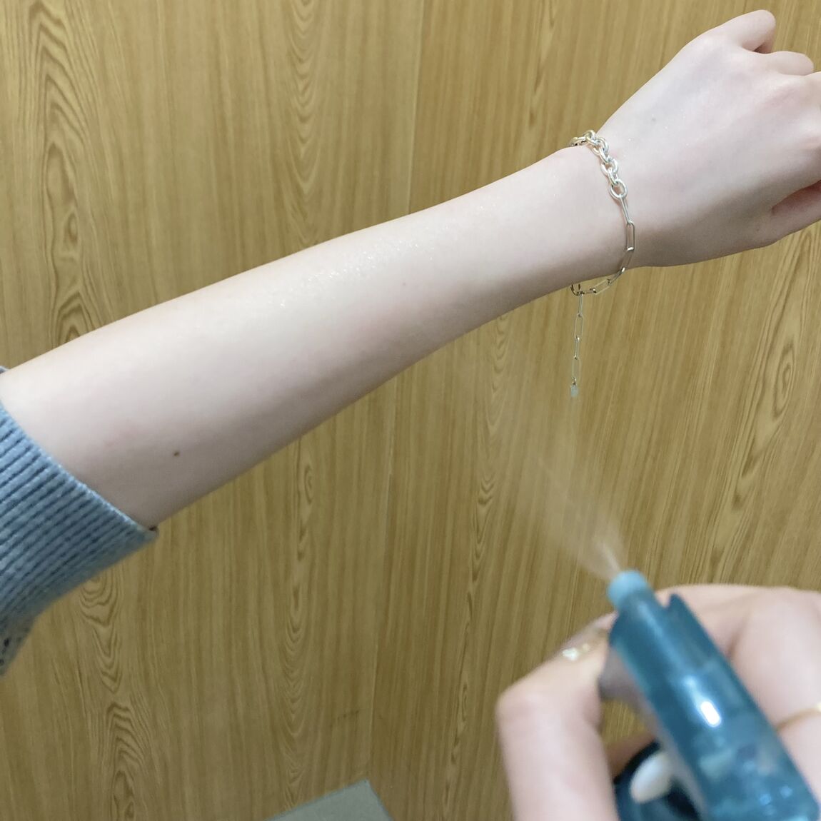 腕にかけてる写真