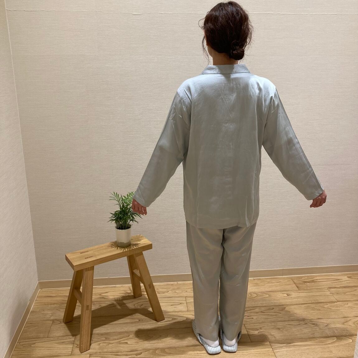 サテン長袖パジャマ後ろ