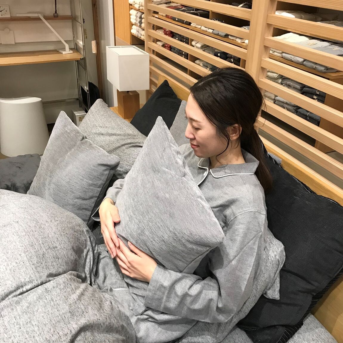 【草津エイスエア】ベッドでくつろいでいる所