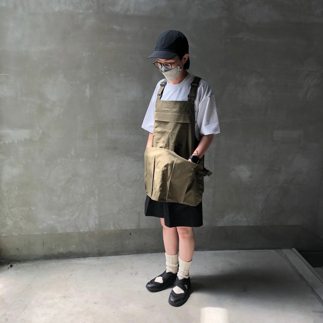 エプロンを着用した女性スタッフの正面の写真