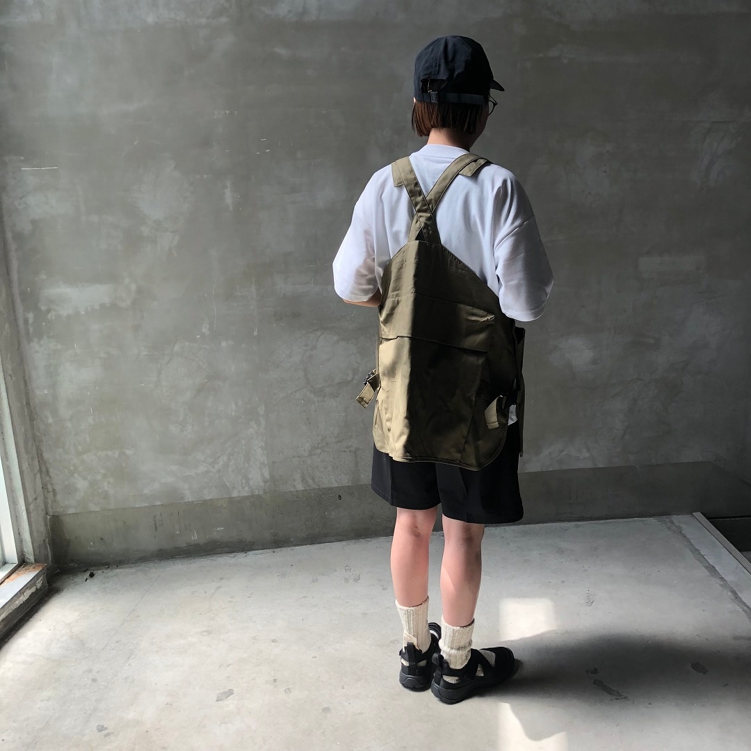 エプロンを着用した女性スタッフの後ろ向きの写真