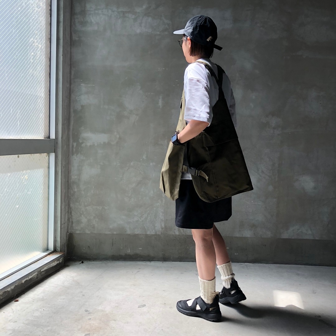 エプロンを着用した女性スタッフの横向きの写真