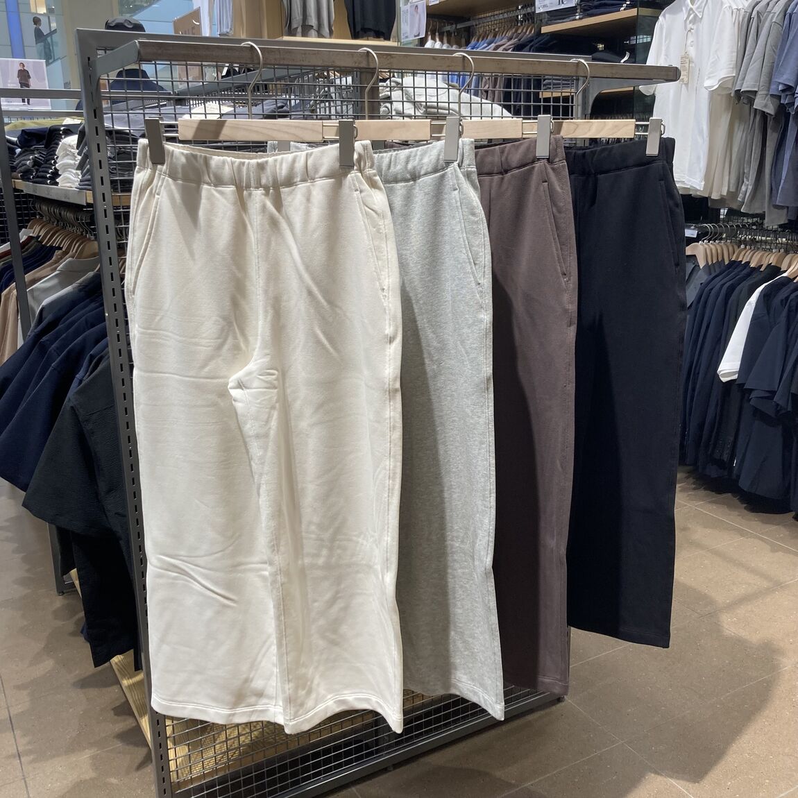 【ラザウォーク甲斐双葉】衣服 新商品のご紹介_4u5kAm