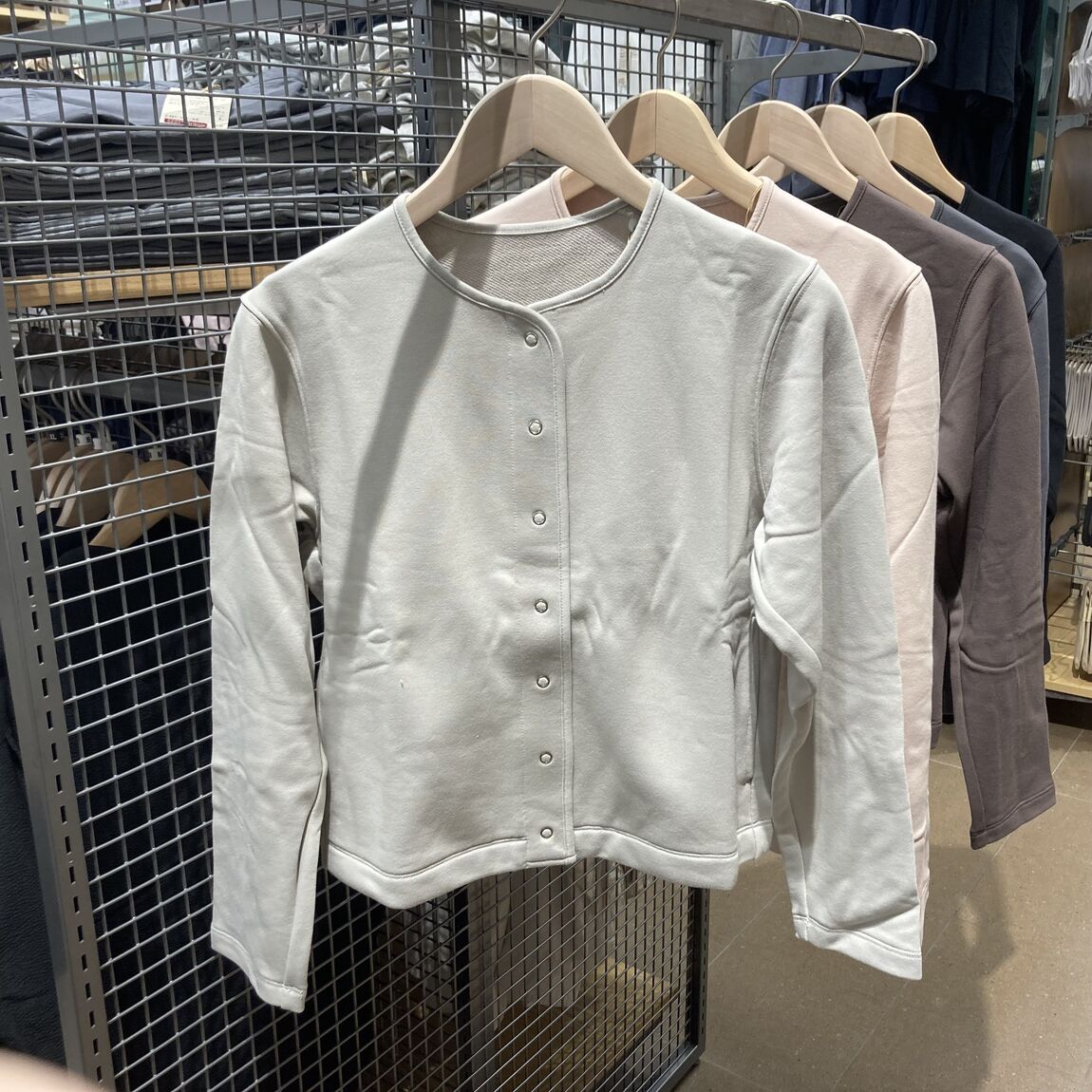 【ラザウォーク甲斐双葉】衣服 新商品のご紹介_6Ycu38