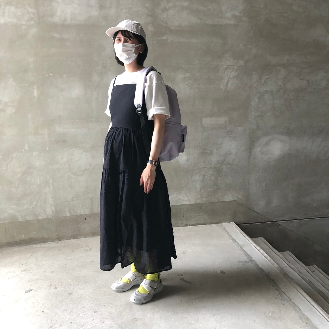 ワンピースを着用した女性スタッフ