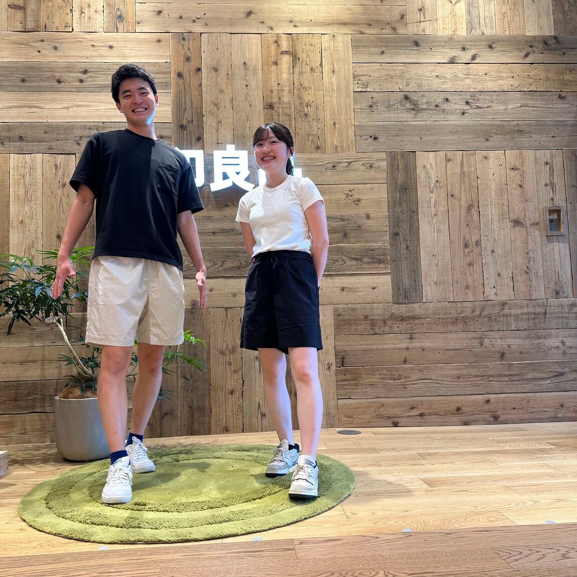 ショートパンツの学生