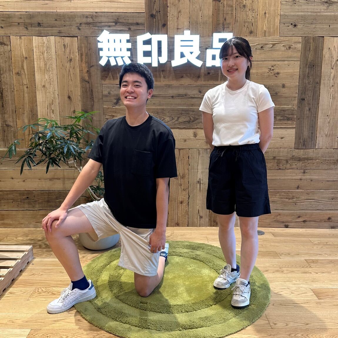 膝をついている男の子