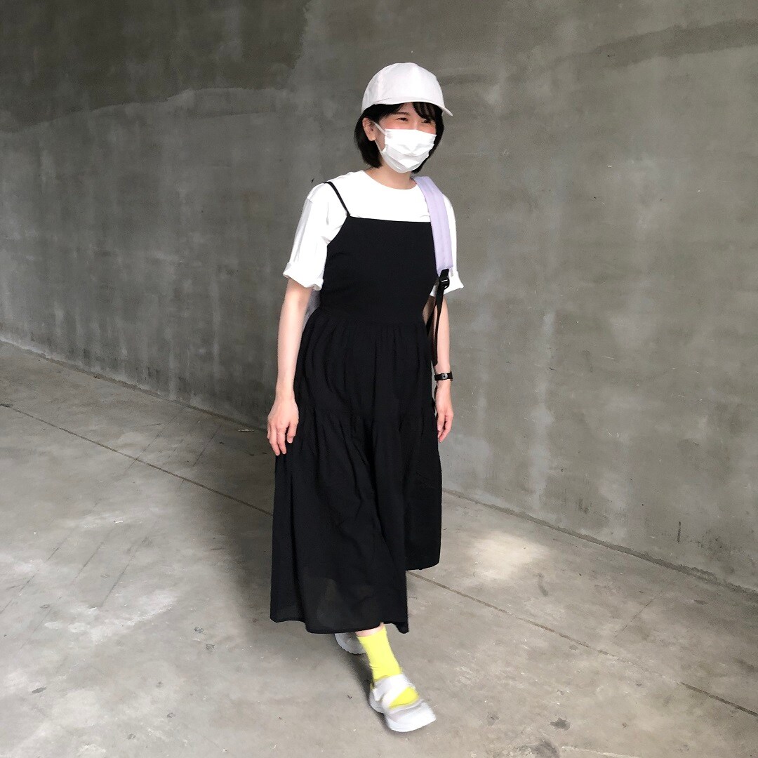 ワンピースを着用した女性スタッフ