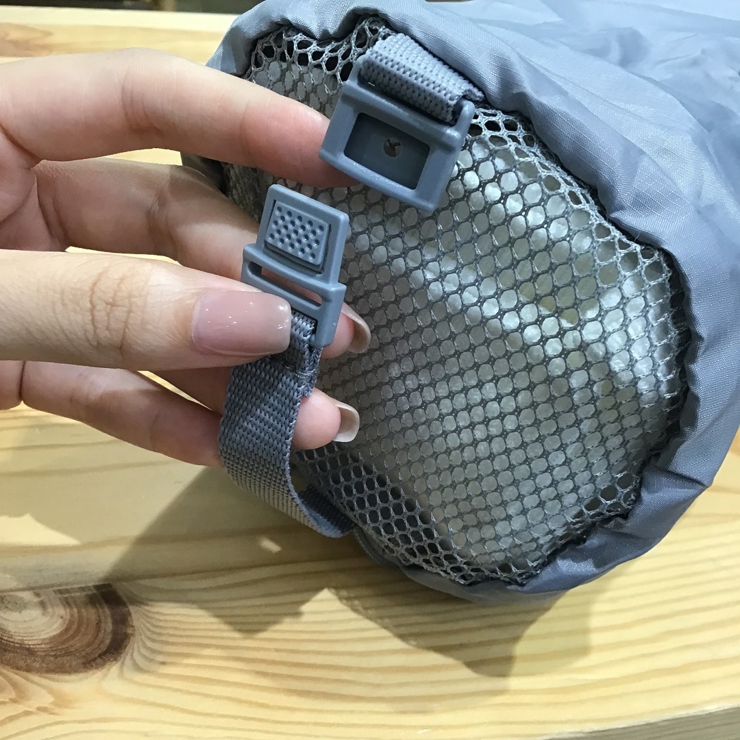 バックル付きストラップがついています