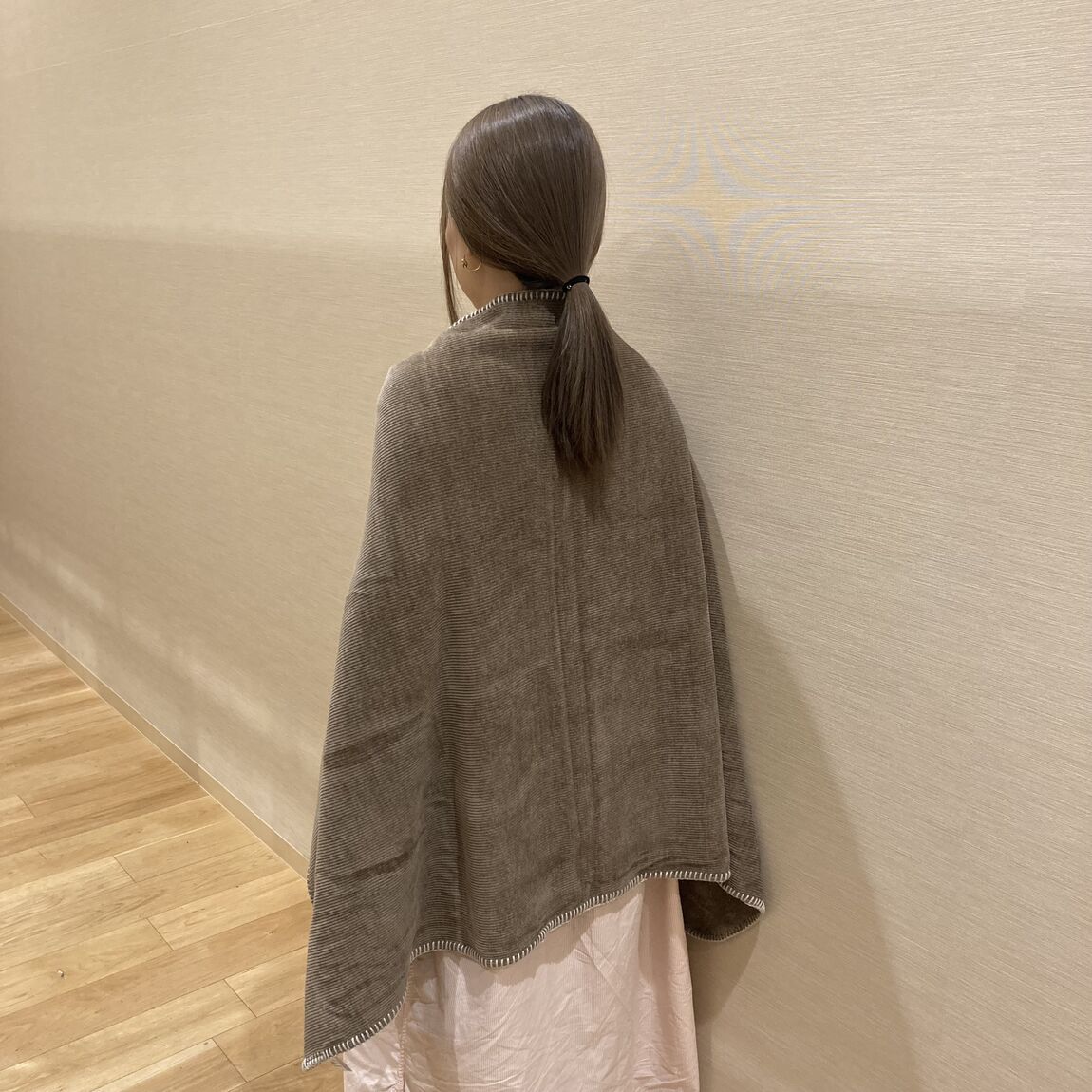 肩から羽織った写真