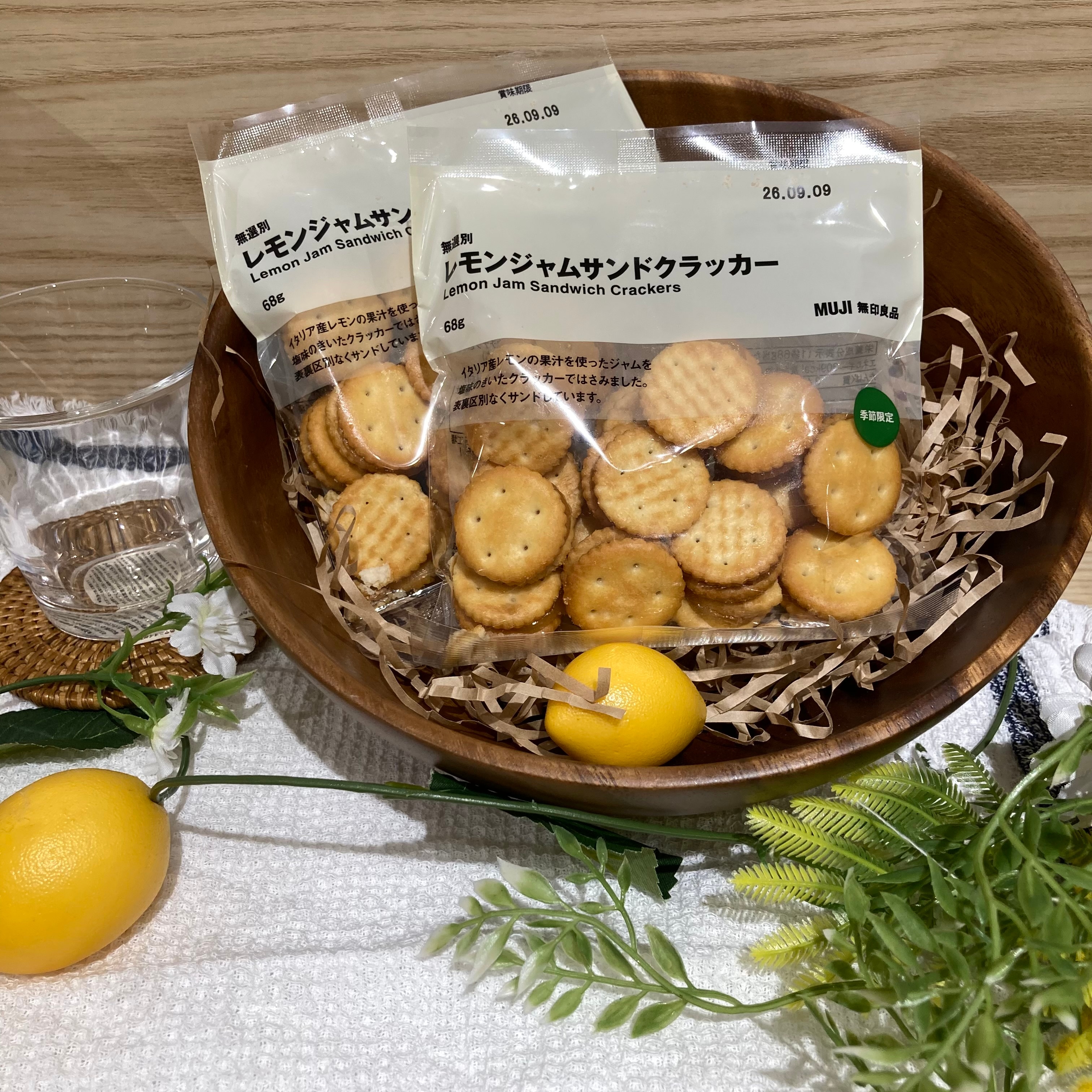 レモンジャムサンドクラッカーがお皿に乗っている画像