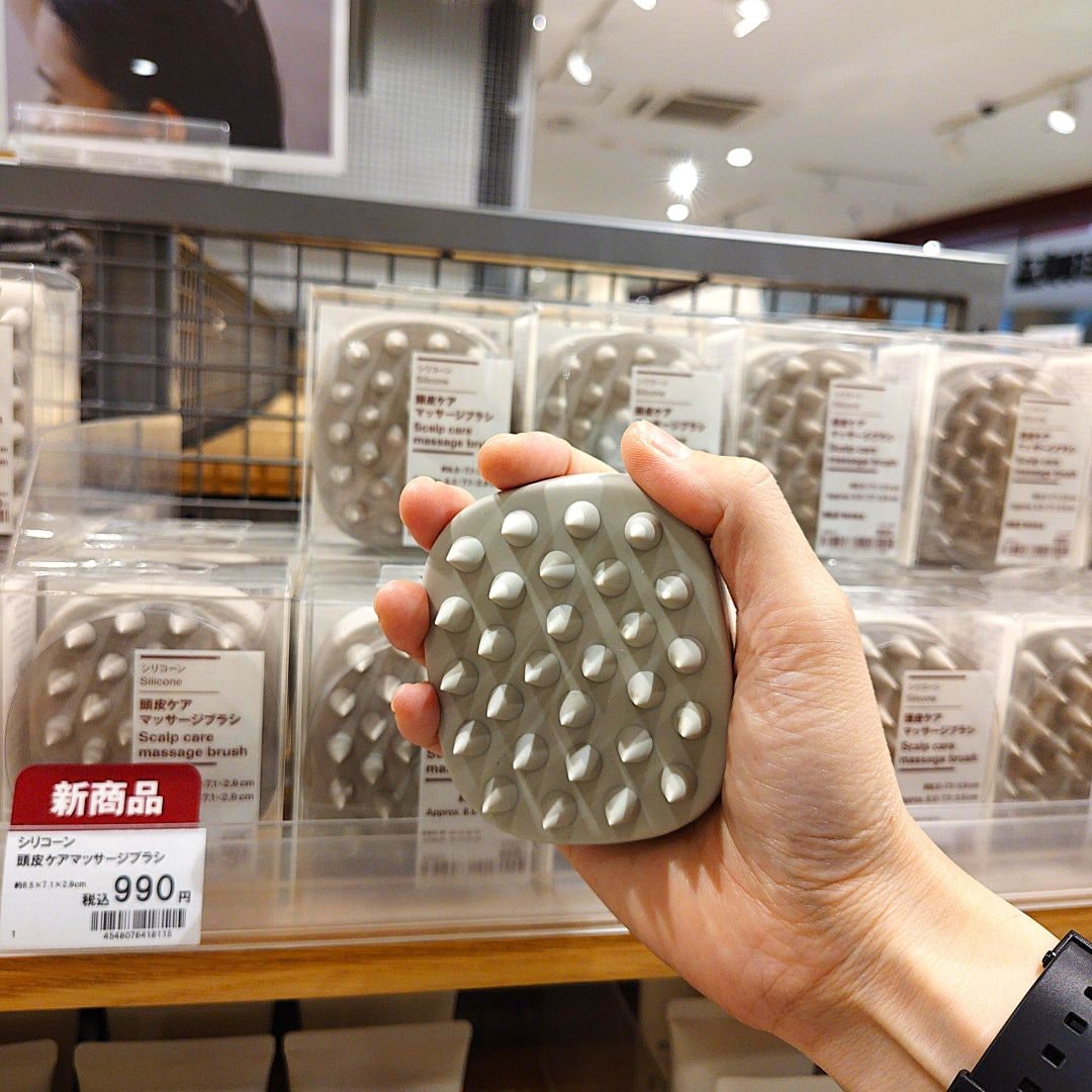 【ヤオコー和光丸山台】生活雑貨担当おすすめ商品のご紹介④　新商品 シリコーン頭皮ケアブラシ_75RfUx