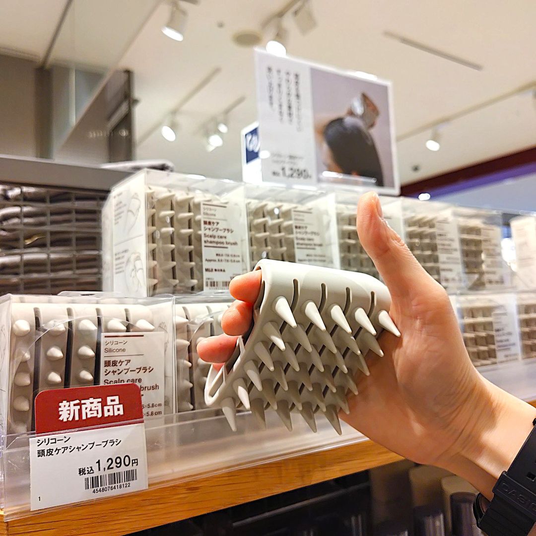 【ヤオコー和光丸山台】生活雑貨担当おすすめ商品のご紹介④　新商品 シリコーン頭皮ケアブラシ_plrgh1