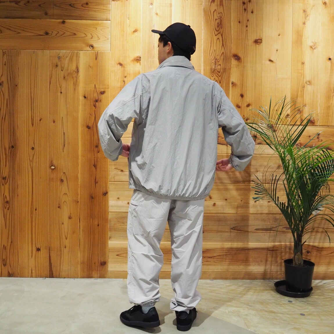 紳士全身後ろ
