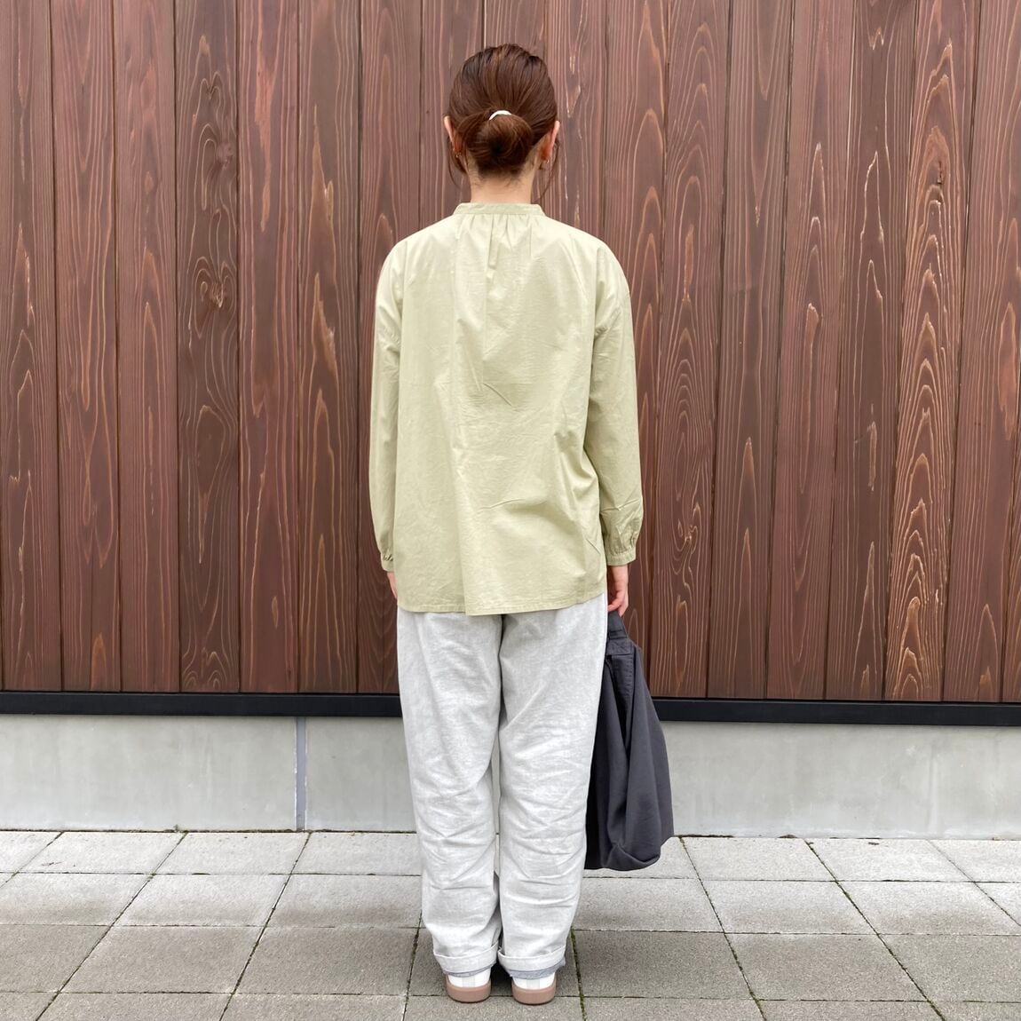 横澤さん　綿ピンタックブラウス_2qE8S1
