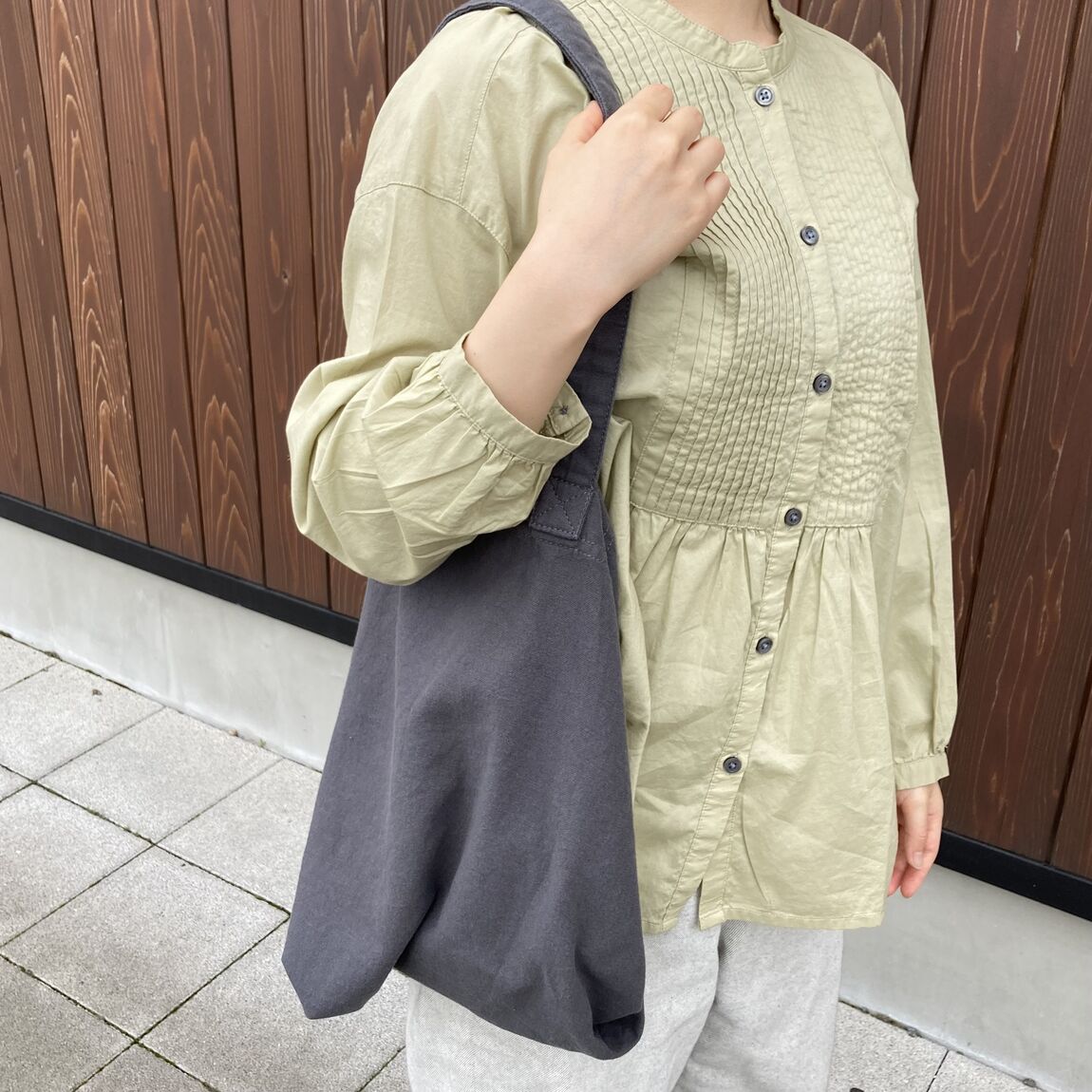 横澤さん　綿ピンタックブラウス_G83SRC