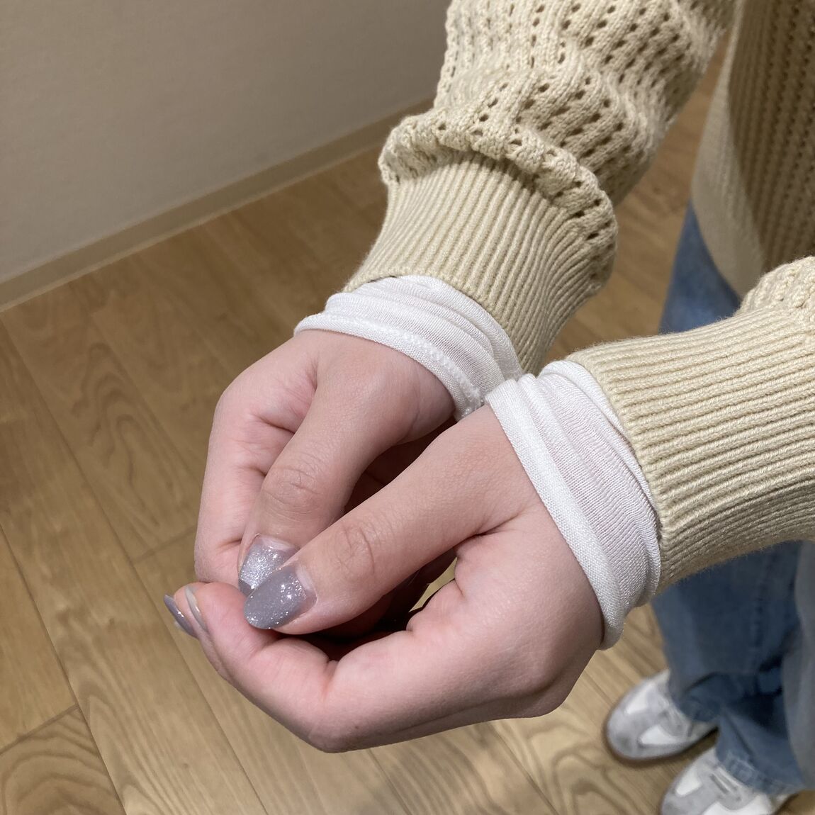 袖からシアーインナーを見せている写真