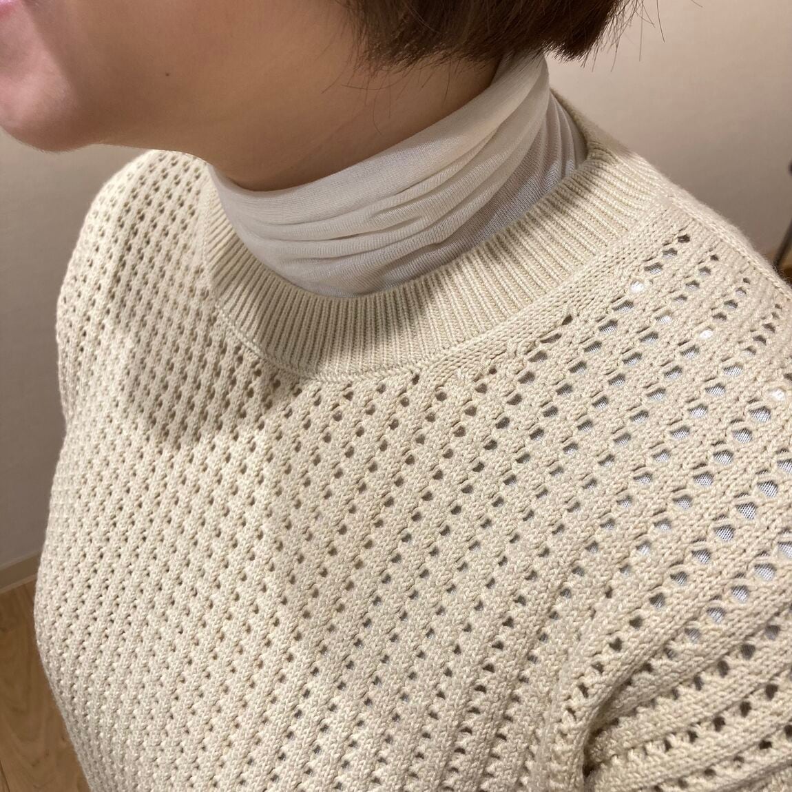 タートルシアーインナーが見える首元の写真