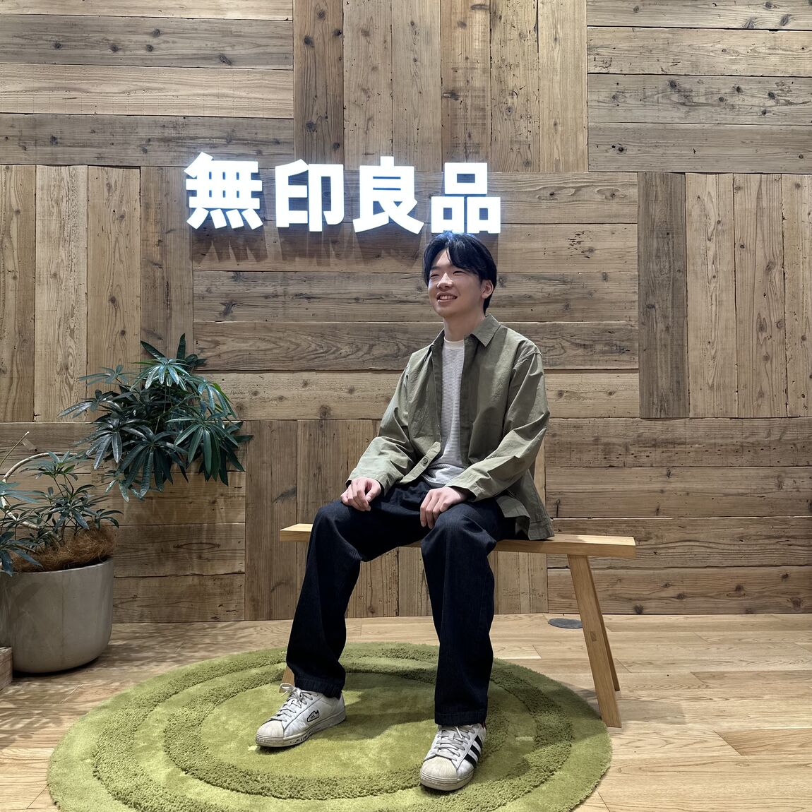 ベンチに座っている男性