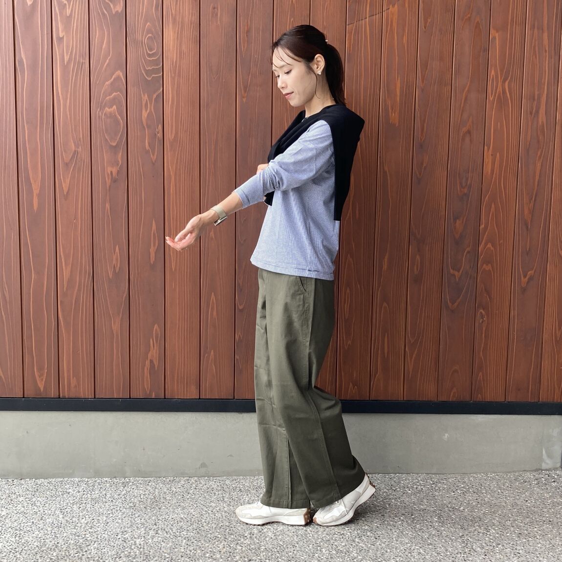 【いわて生協盛岡向中野】身長170cm  菜々さん　チノパンスモーキーグリーン_3K8hi4