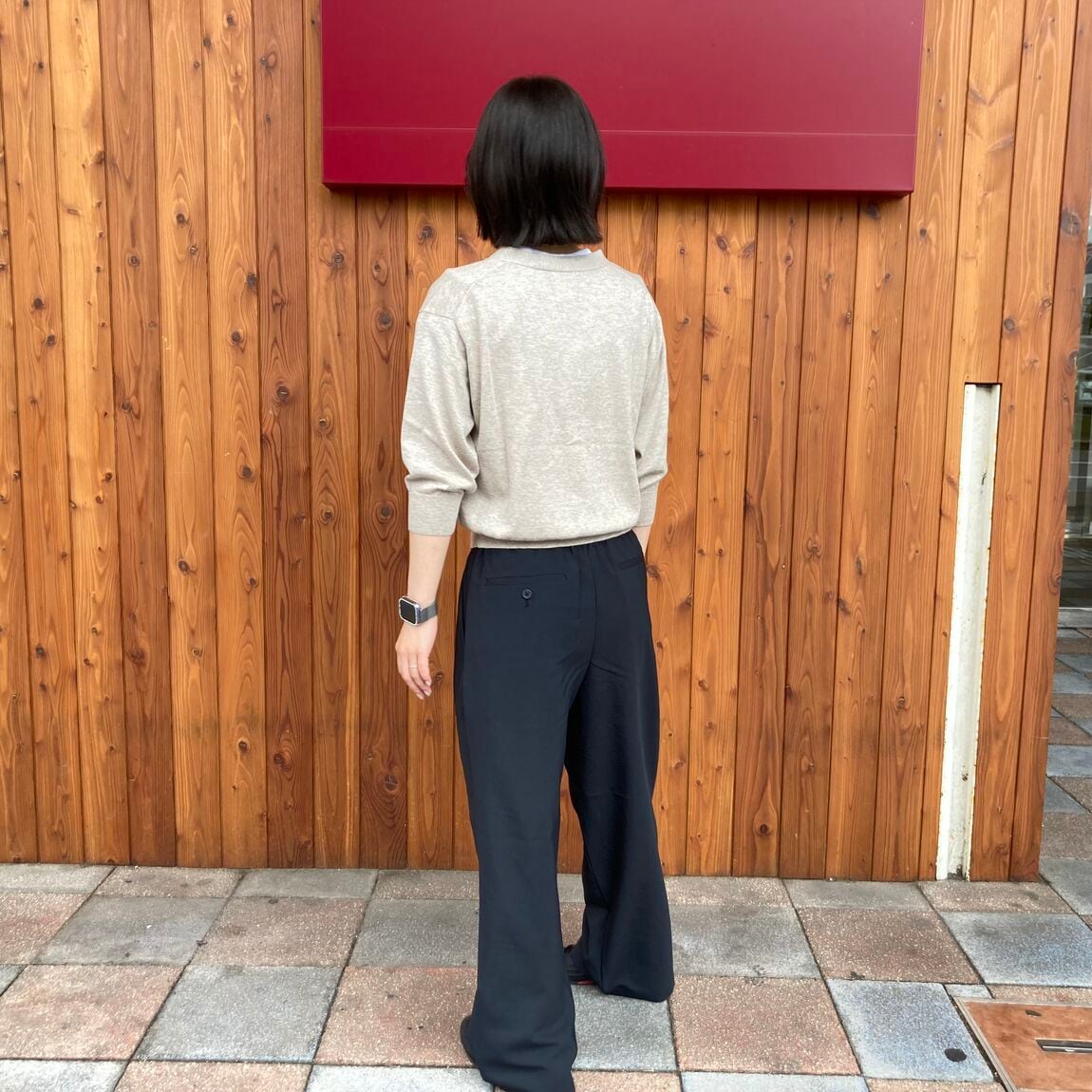 風を通すイージーパンツのコーディネート