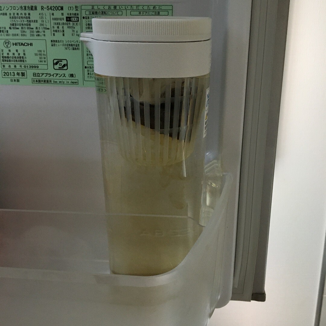 アクリル冷水筒でのお茶の作り方の写真