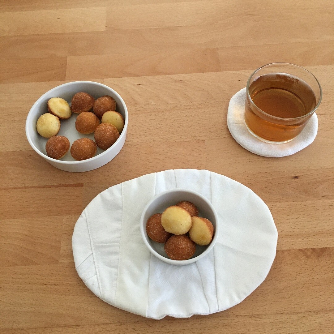 お茶とお菓子の写真