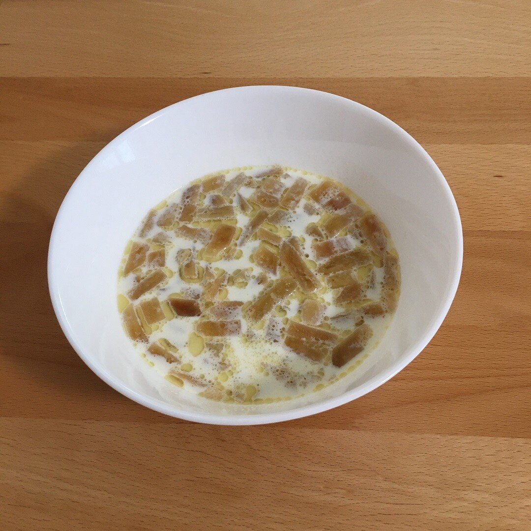 芋けんぴを牛乳にひたしている写真