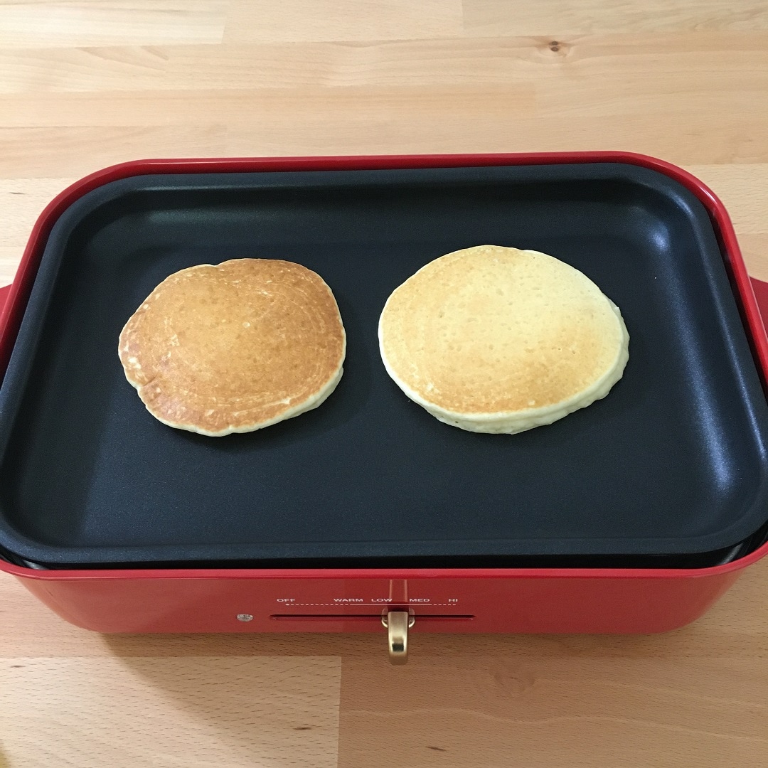 パンケーキをホットプレートで焼いている写真