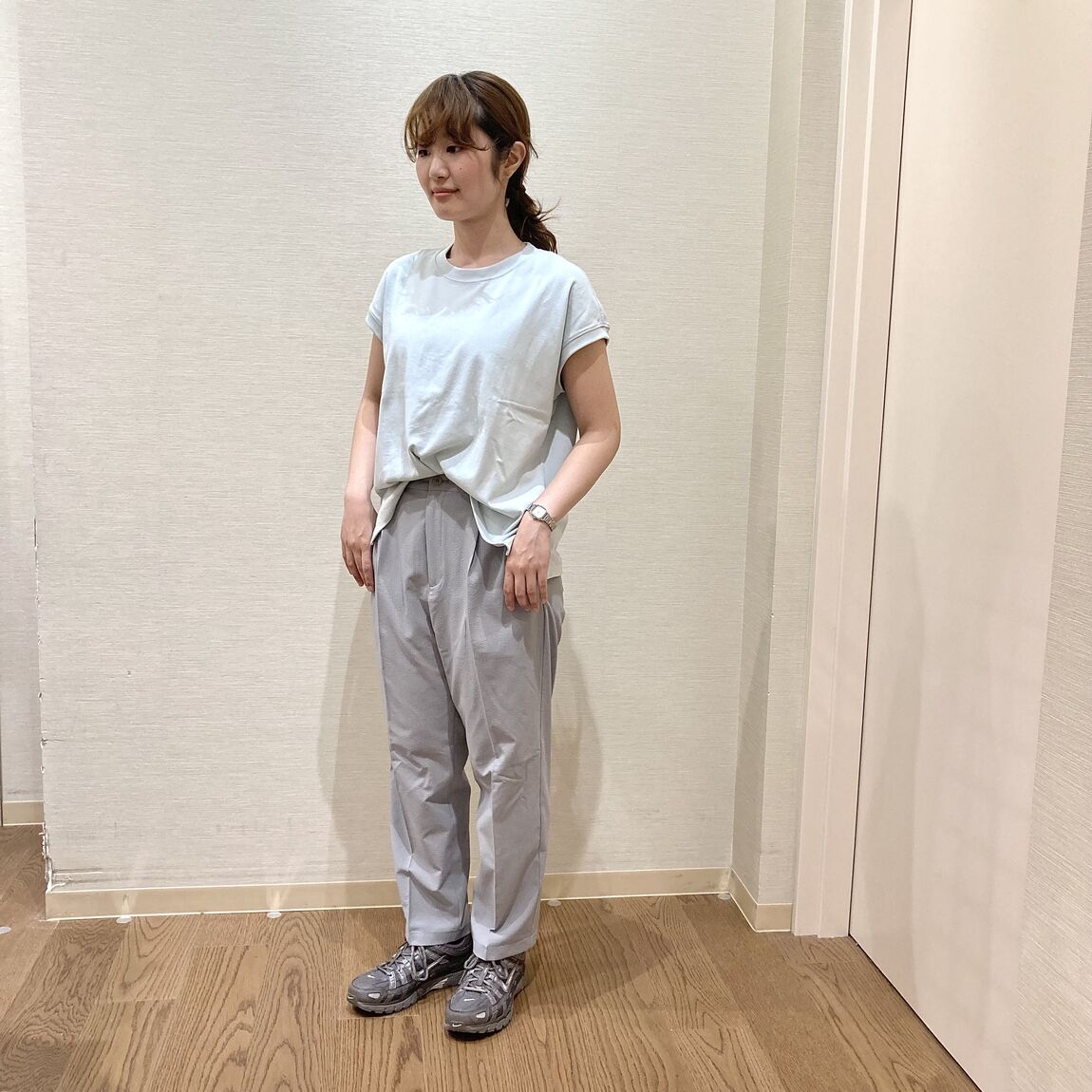 グリーンの服を着用した女性
