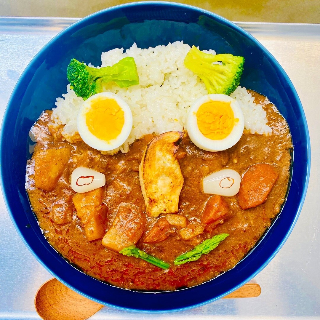 カレーを食べて笑顔に