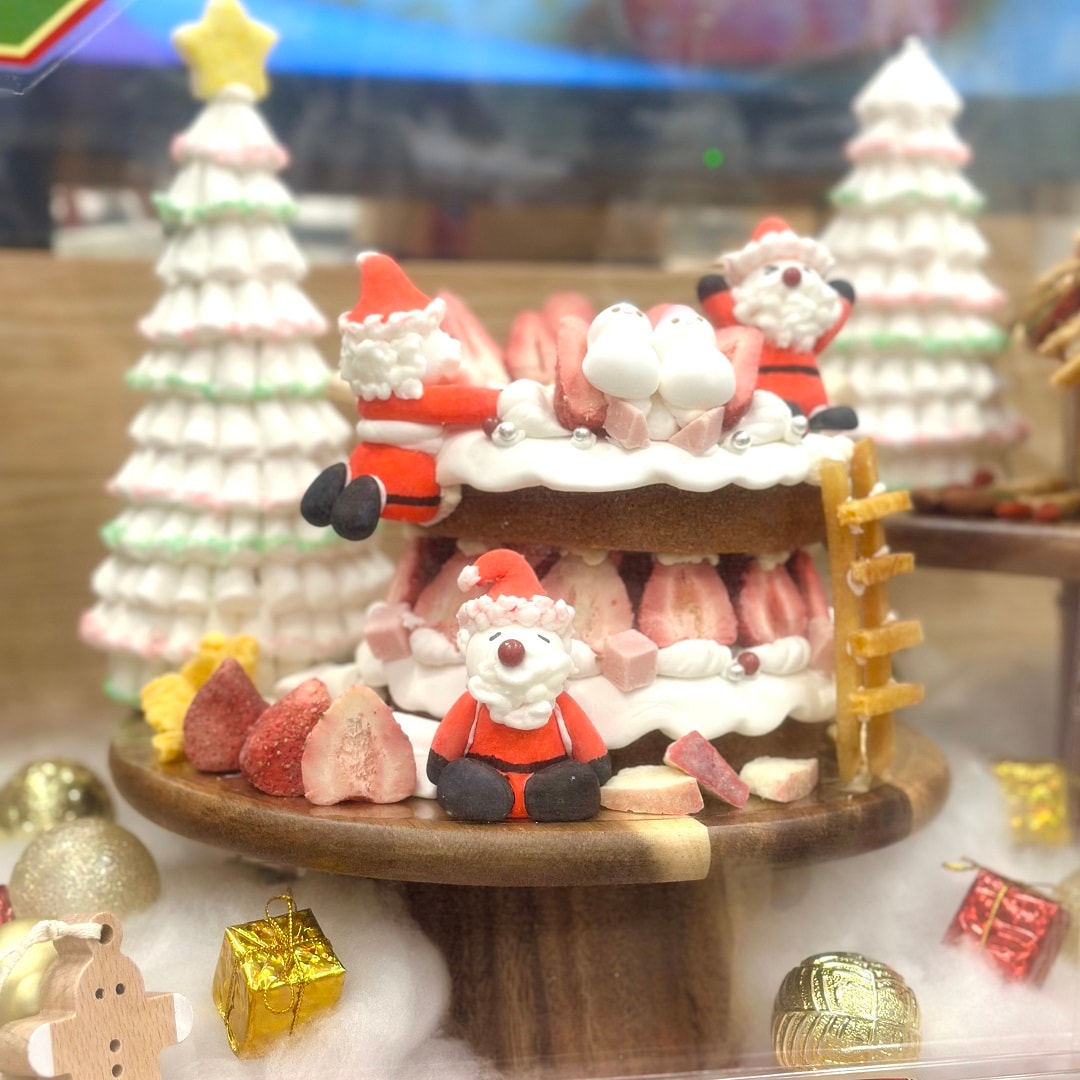 お菓子でできたケーキ