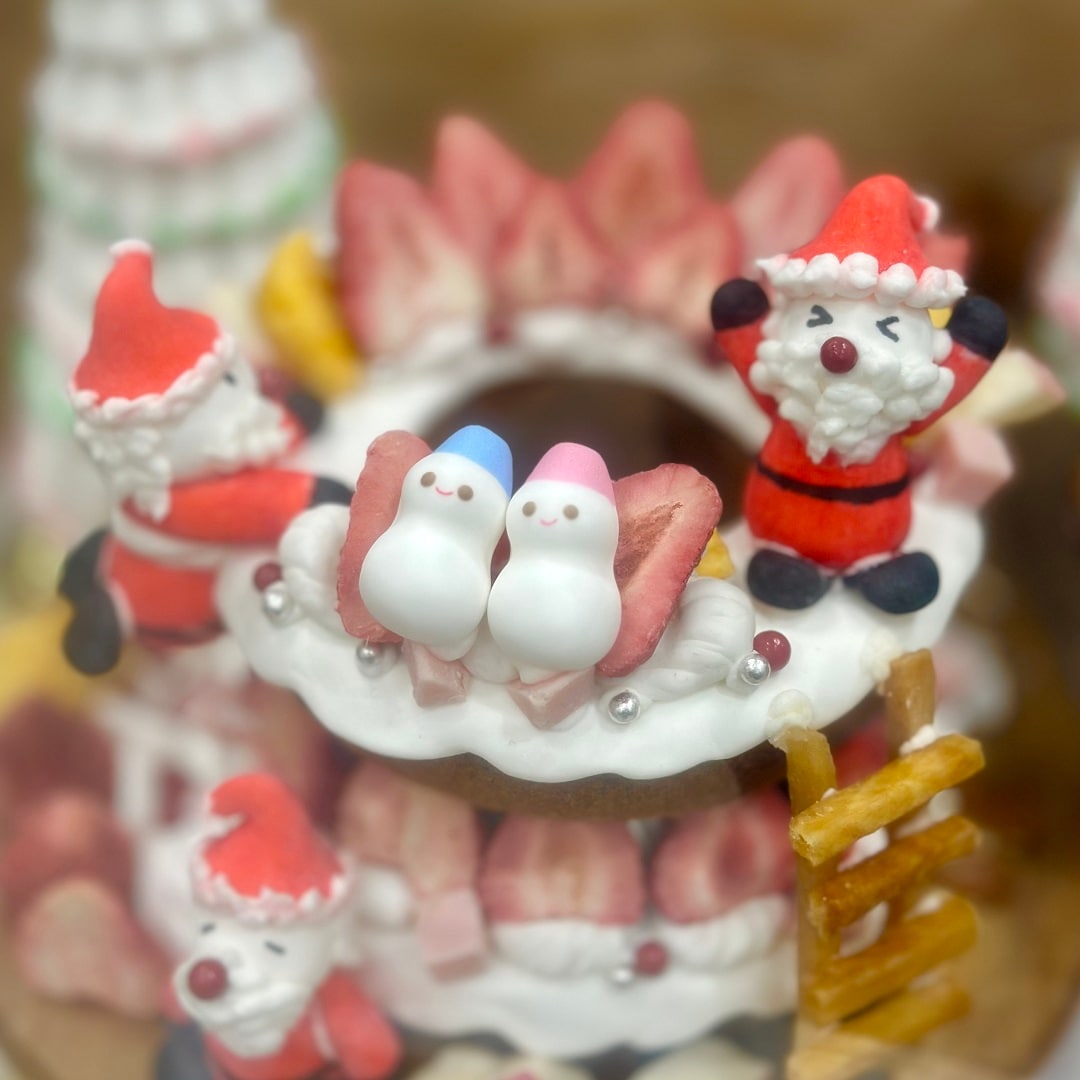 サンタがよじ登っています