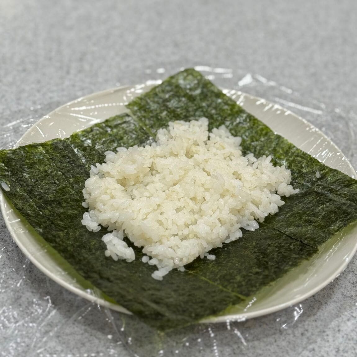 海苔の上に白米を乗せます