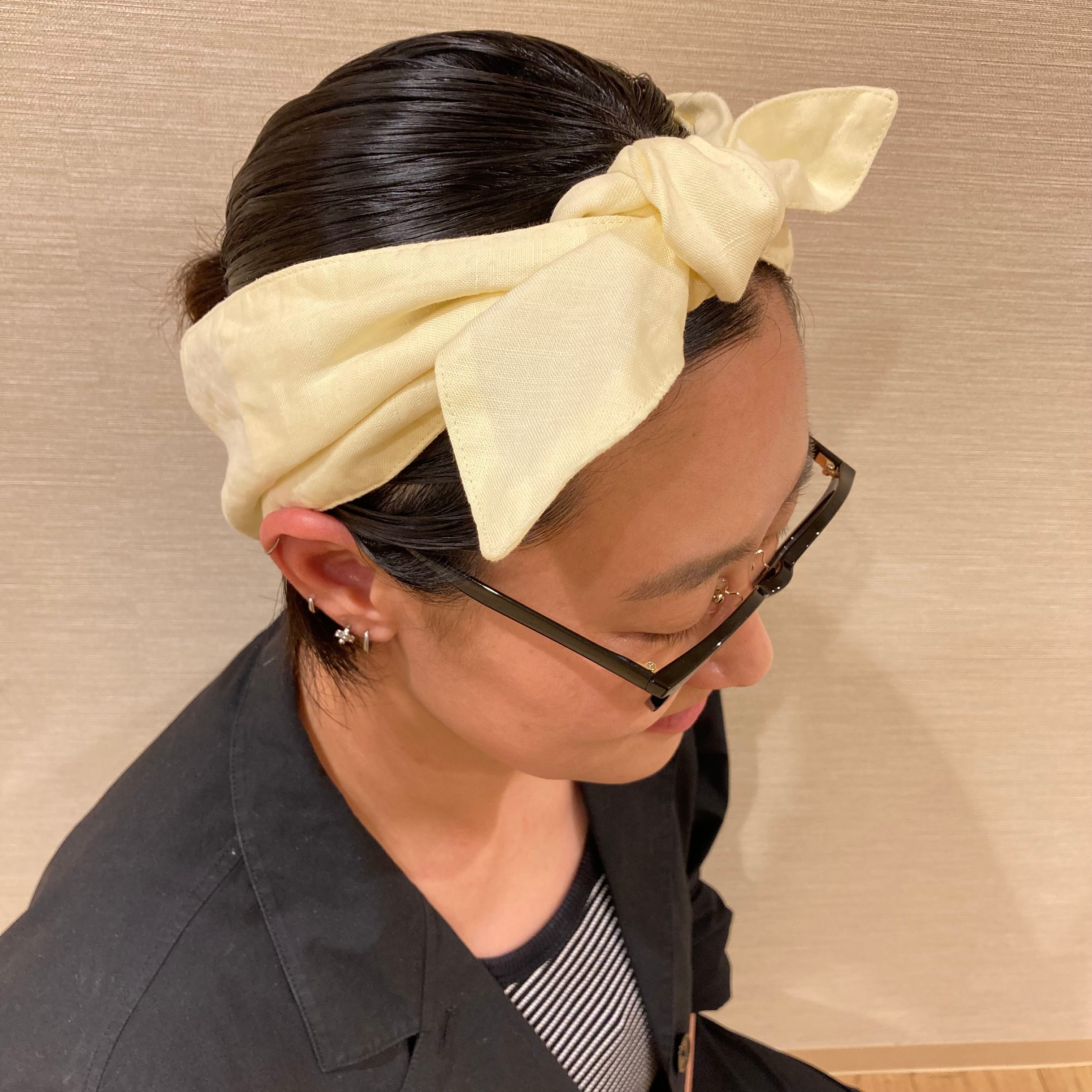黄色い布を頭にリボンで結んでいる