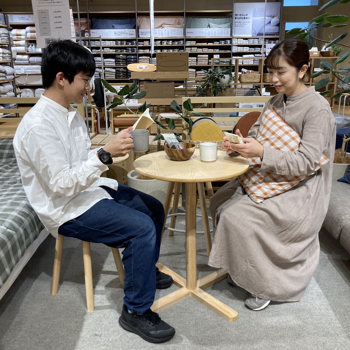 【府中ル・シーニュ】おうちに小さなくつろぎスペースを｜木製カフェテーブルのご紹介_KkCw8t