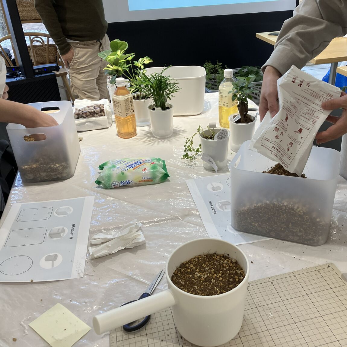 土を入れている写真