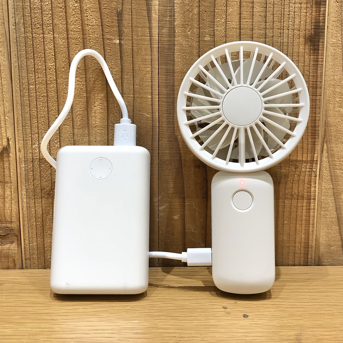 モバイルハンディファンをモバイルバッテリーとつないでいる写真