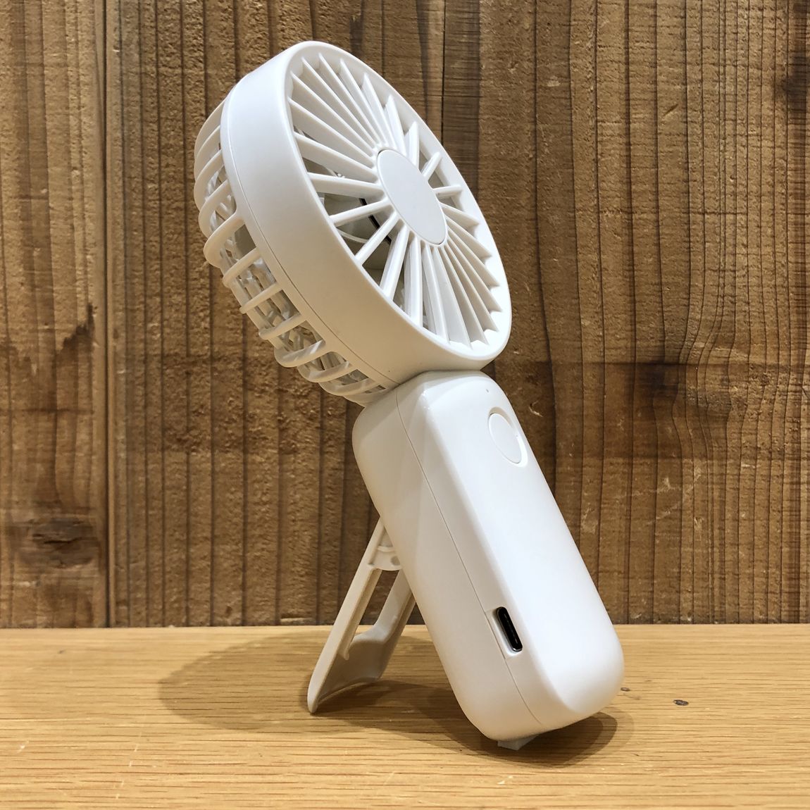 モバイルハンディファンの内蔵スタンドを立てている写真