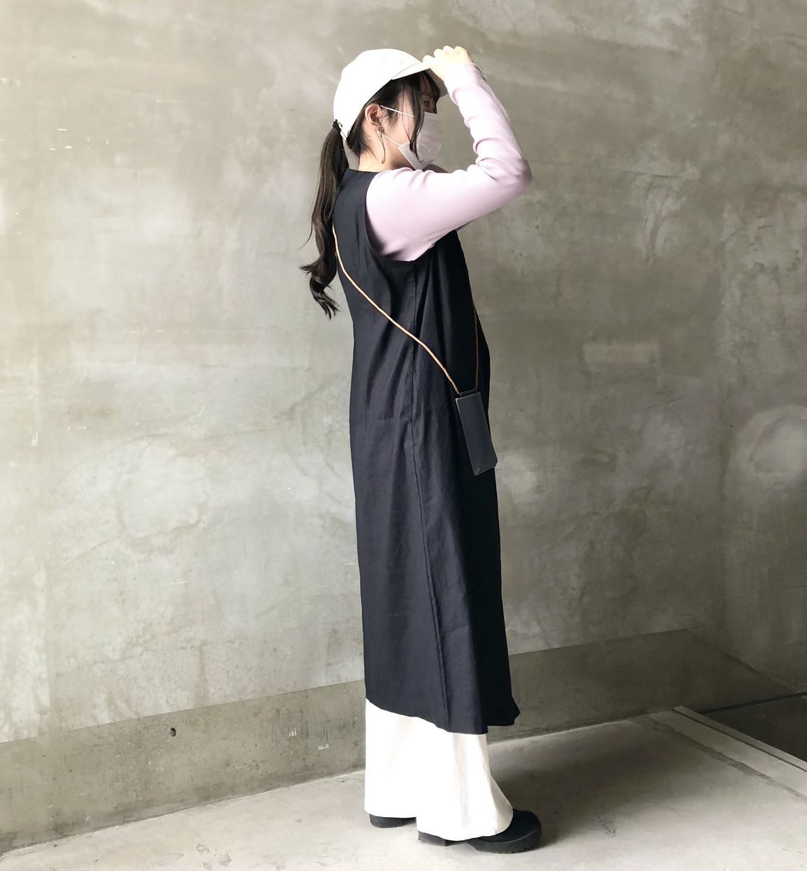 横向きの女性スタッフ