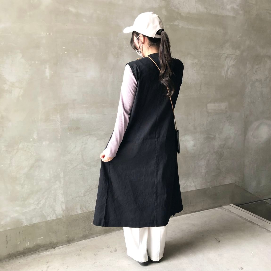 後ろ向きの女性スタッフ