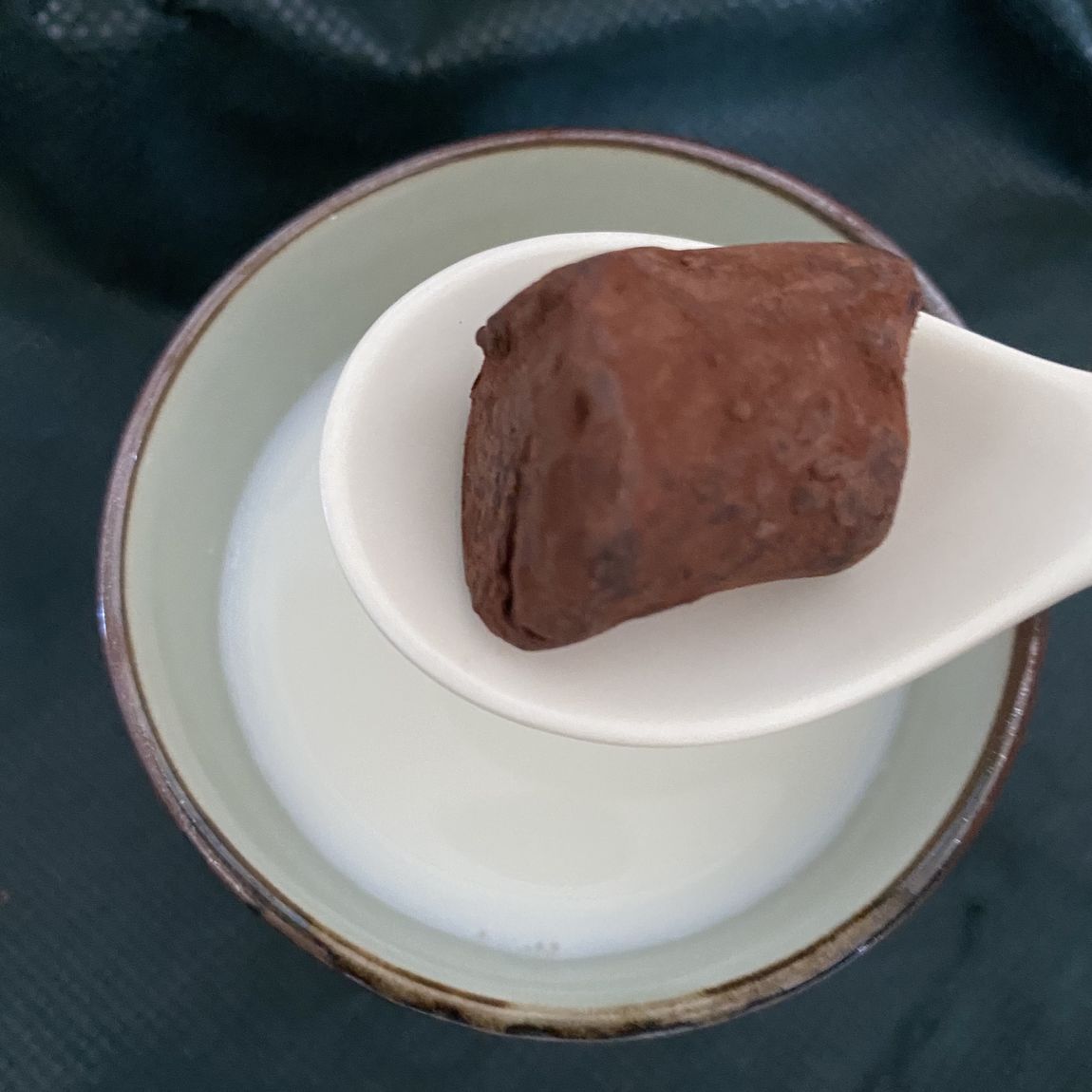可かをを牛乳に入れるところ
