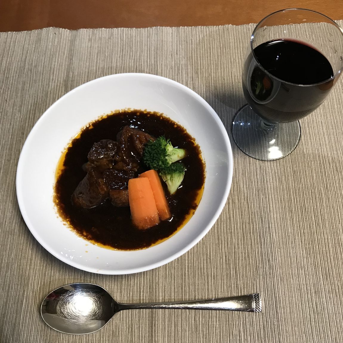 牛肉の赤ワイン煮込み