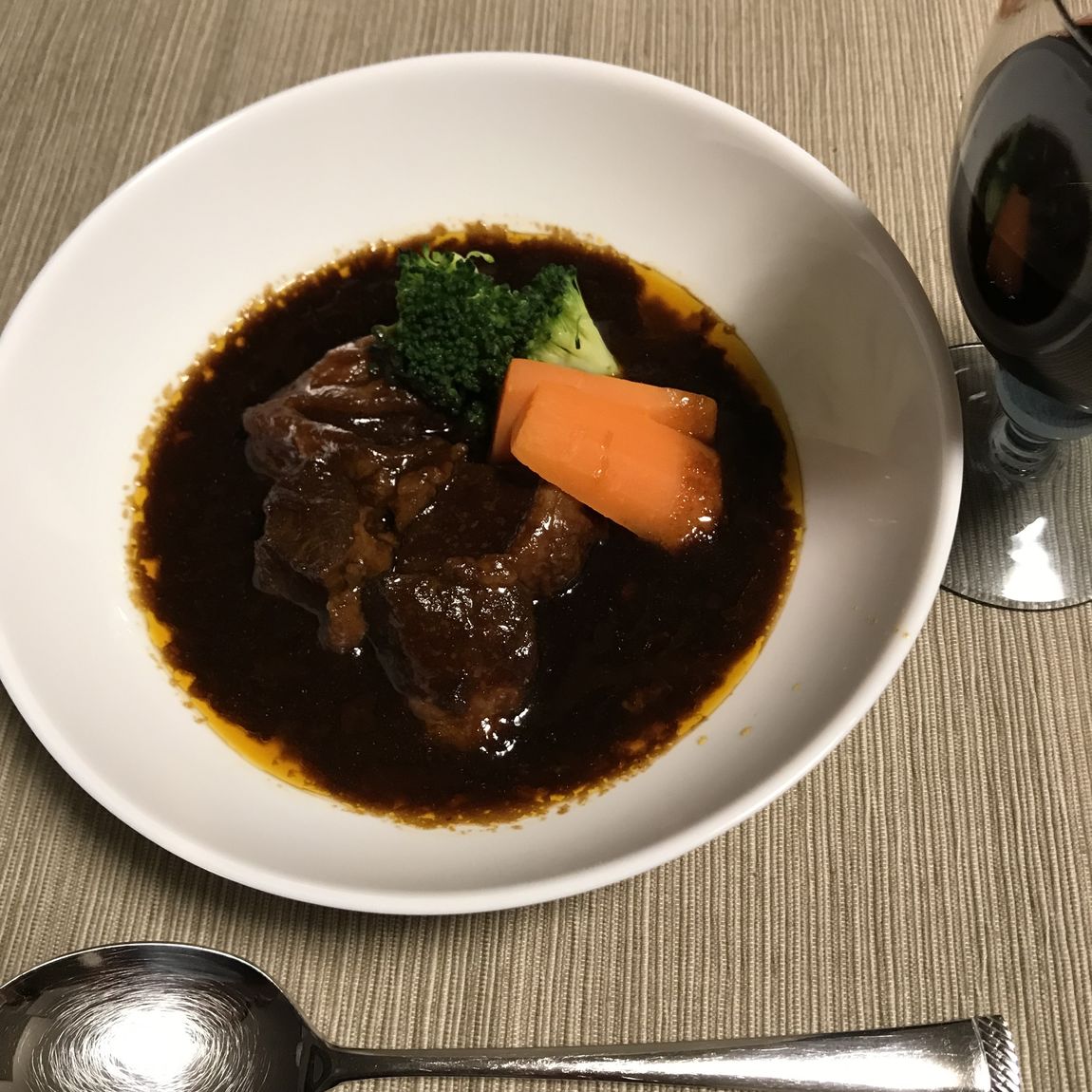 牛肉の赤ワイン煮込み