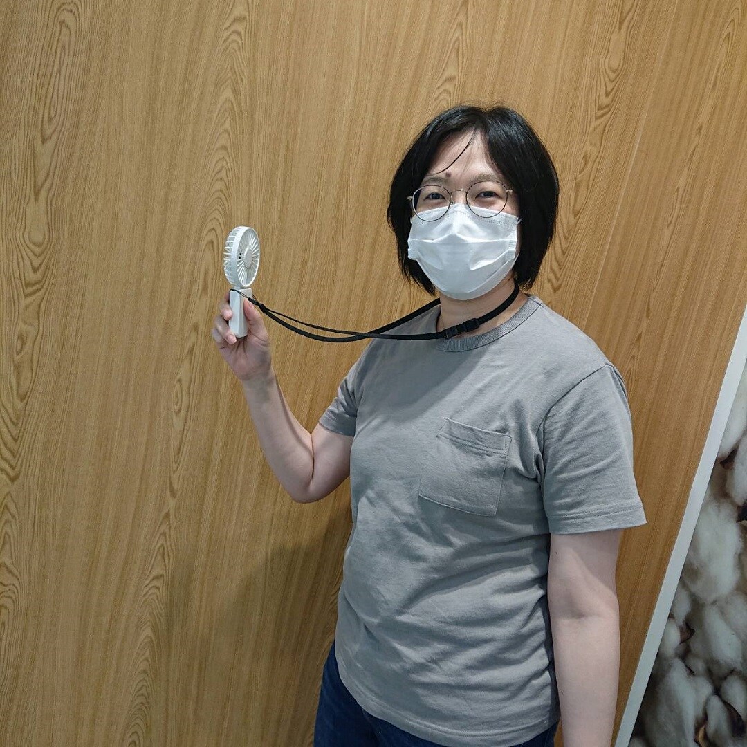 首から下げられます。