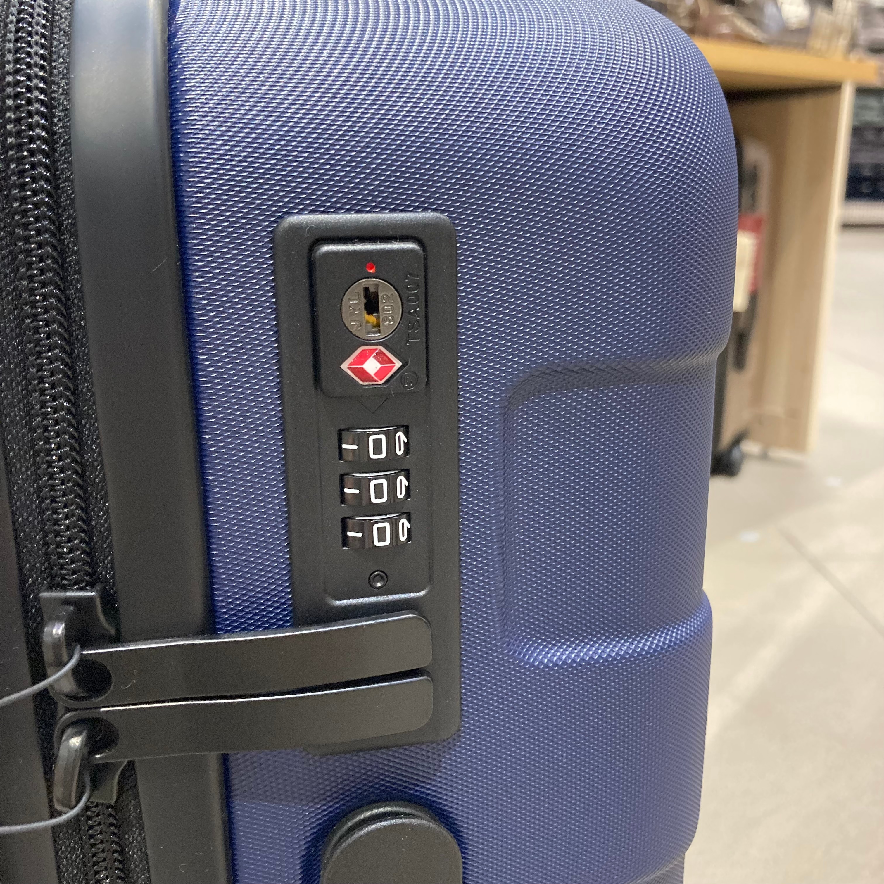 【アリオ倉敷】おすすめ旅行アイテム｜バーを自由に調整できるハードキャリーケース_gbvyg9
