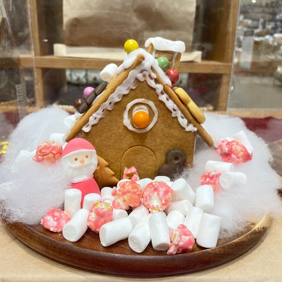 組み立てるヘクセンハウスの写真